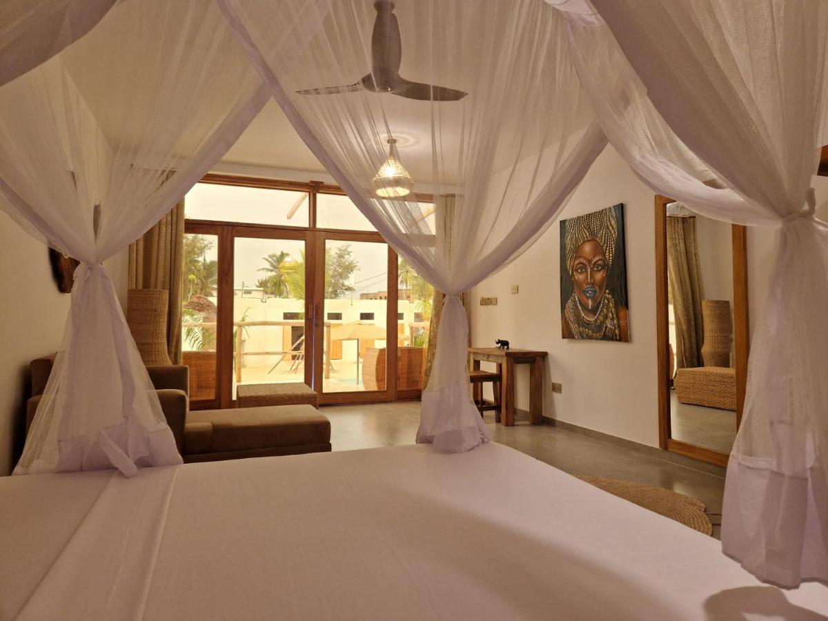 Sunny Hotel *
